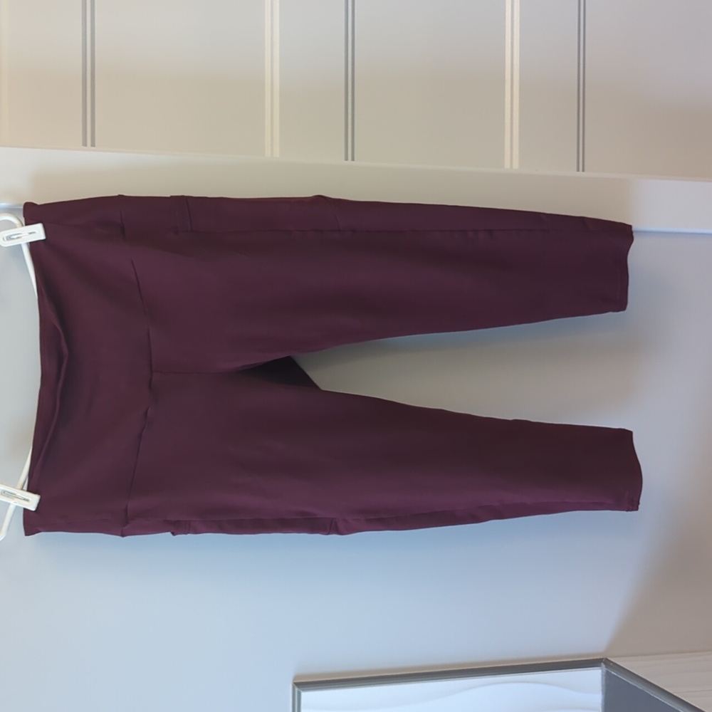 Maroon cropped pocket leggings